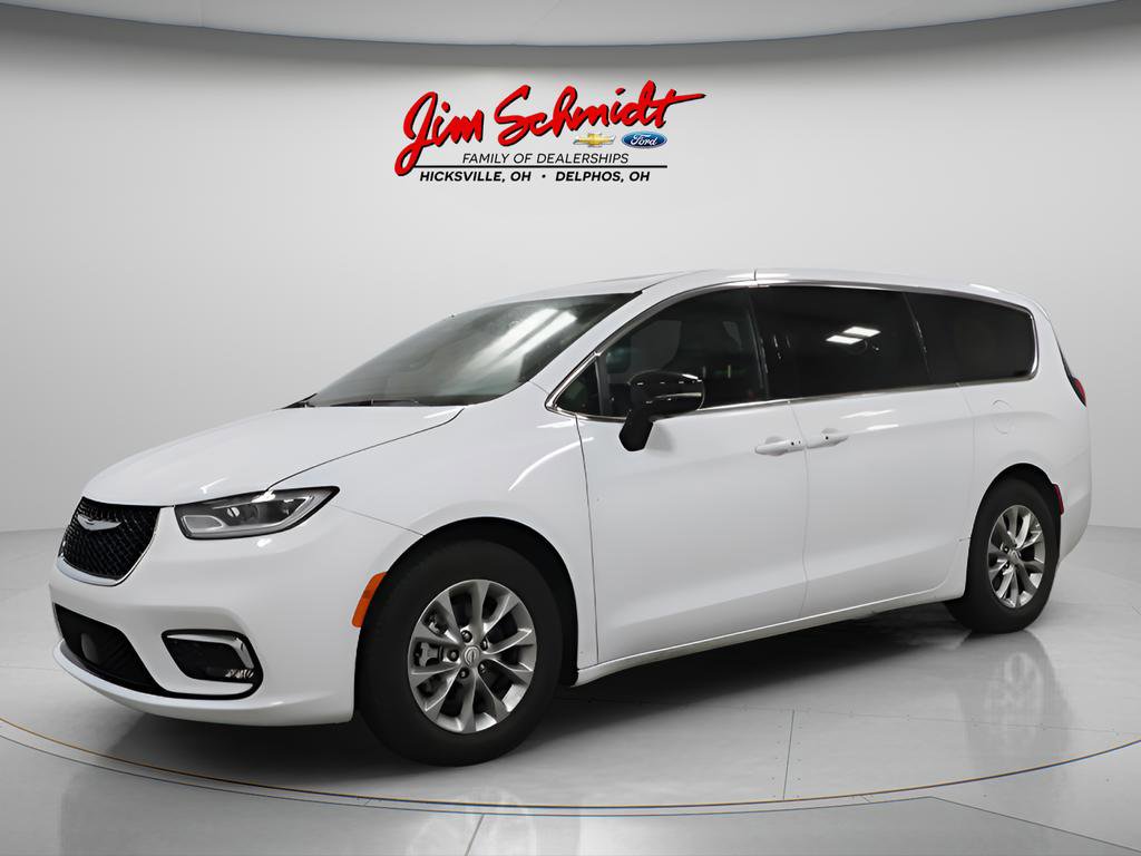 Used 2026 Chrysler Pacifica Limited image 2