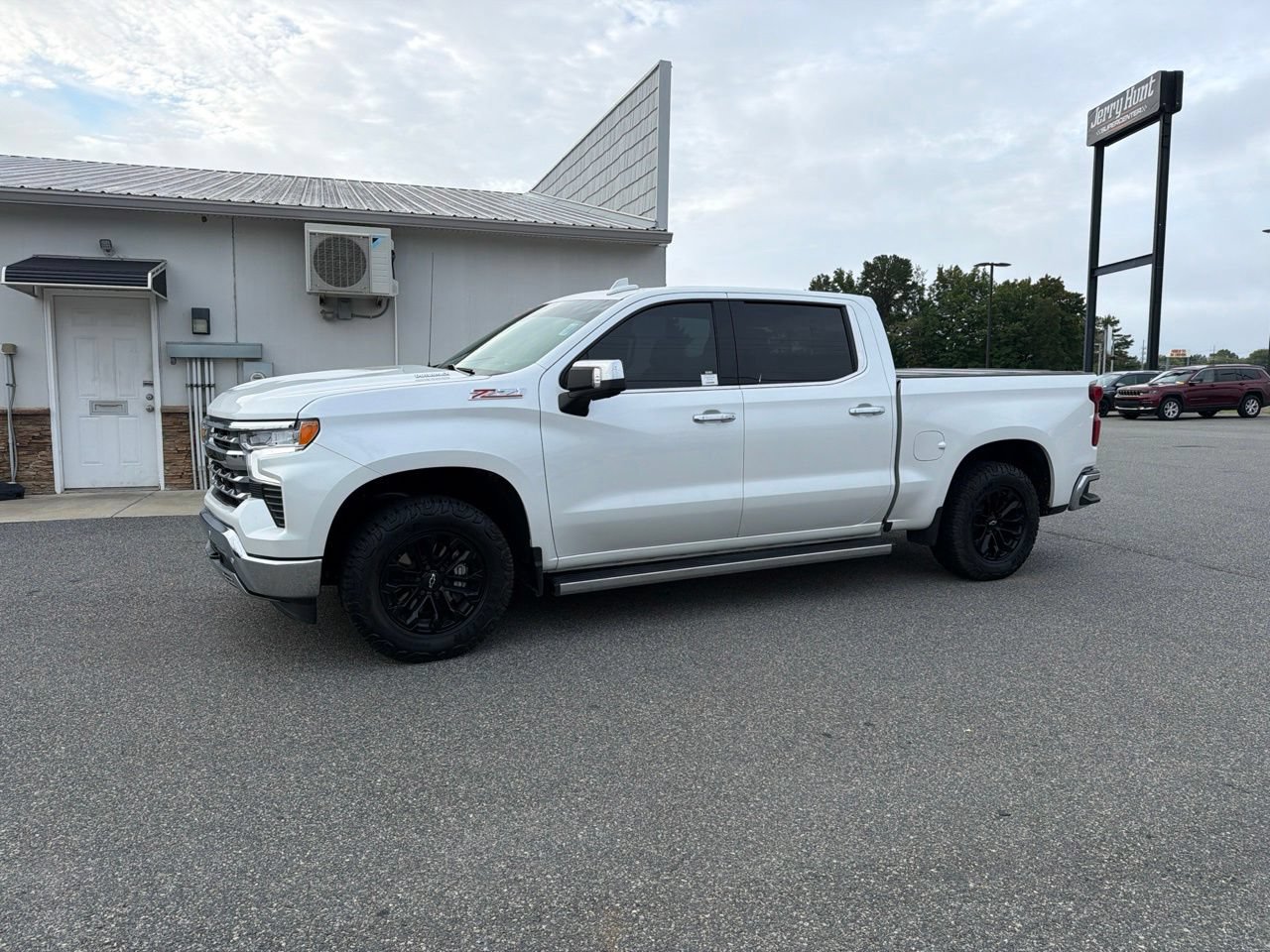 Used 2025 Chevrolet Silverado 1500 LTZ w/ LTZ Premium Package AWD/4WD image 1
