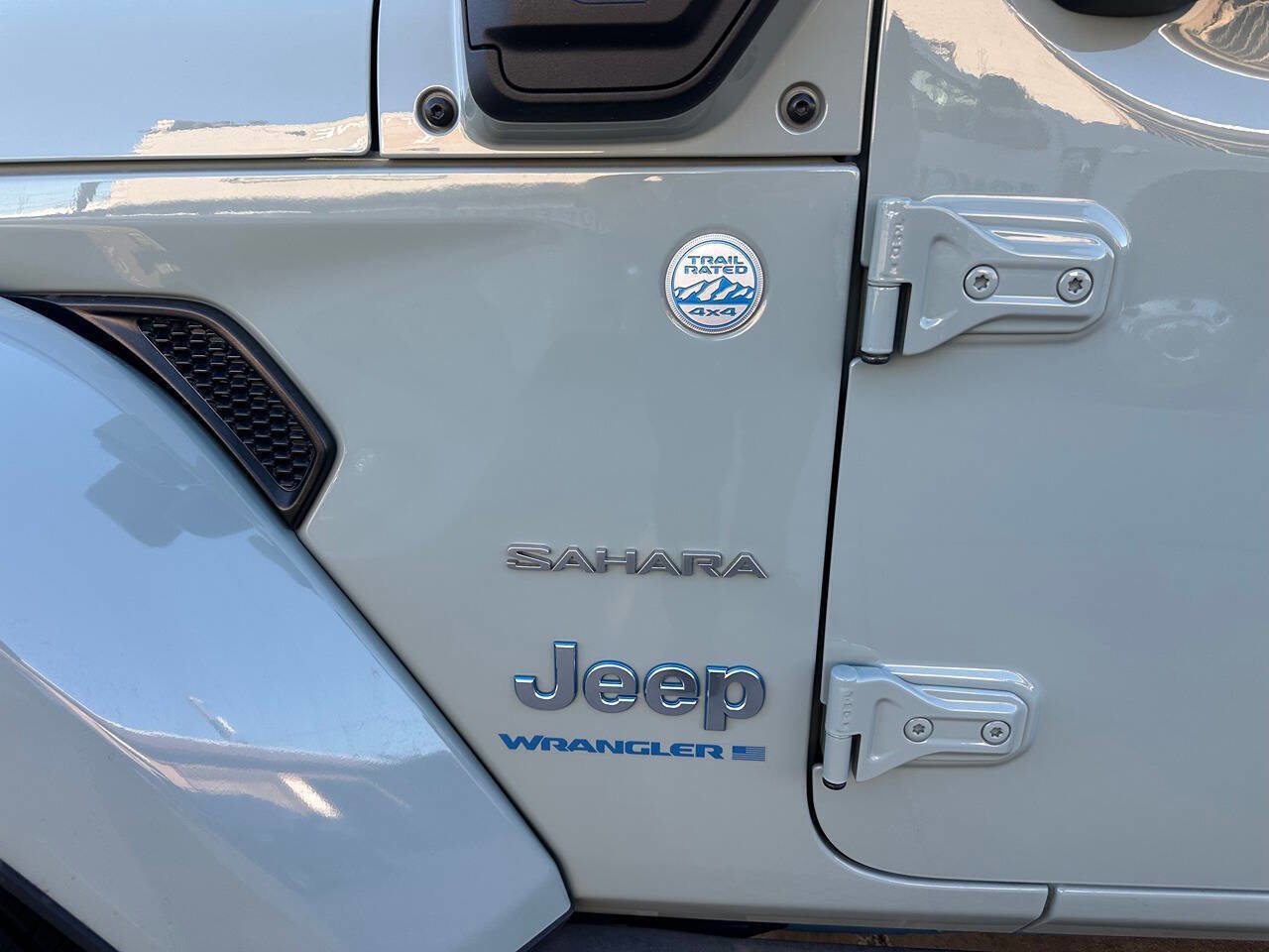 Used 2023 Jeep Wrangler Unlimited Sahara w/ Cold Weather Group AWD/4WD image 3