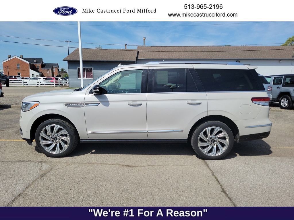 Used 2024 Lincoln Navigator Premiere AWD/4WD image 2