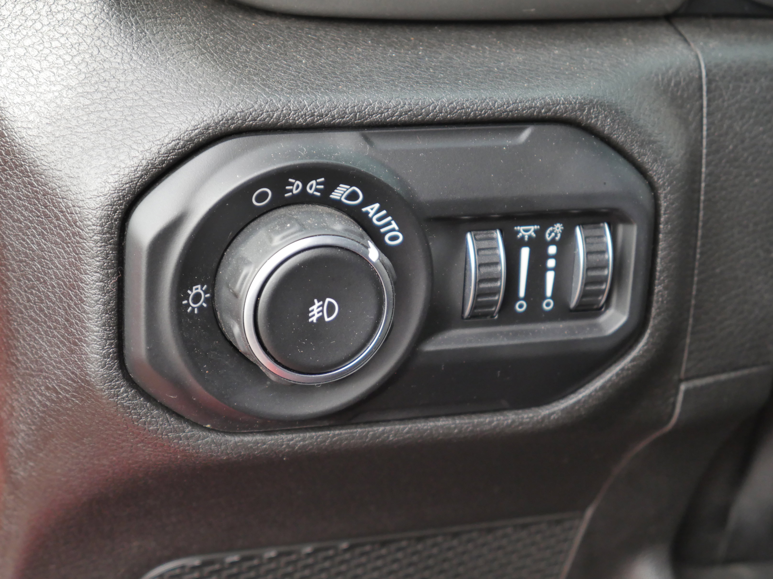 Used 2020 Jeep Wrangler Unlimited Sahara w/ Uconnect 4C Nav & Sound Group image 5