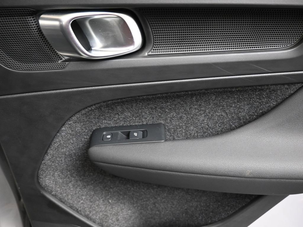 Certified 2025 Volvo XC40 B5 Core image 15