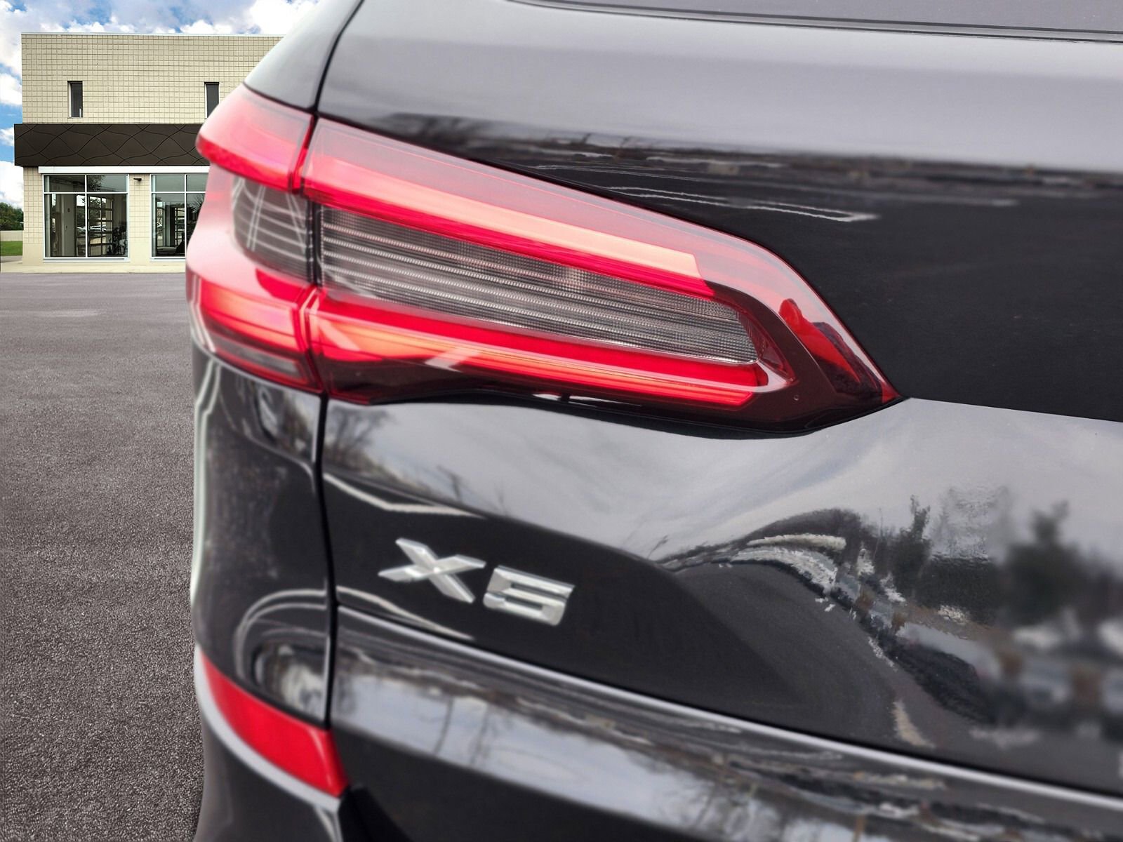 Used 2021 BMW X5 xDrive40i w/ M Sport Package image 9