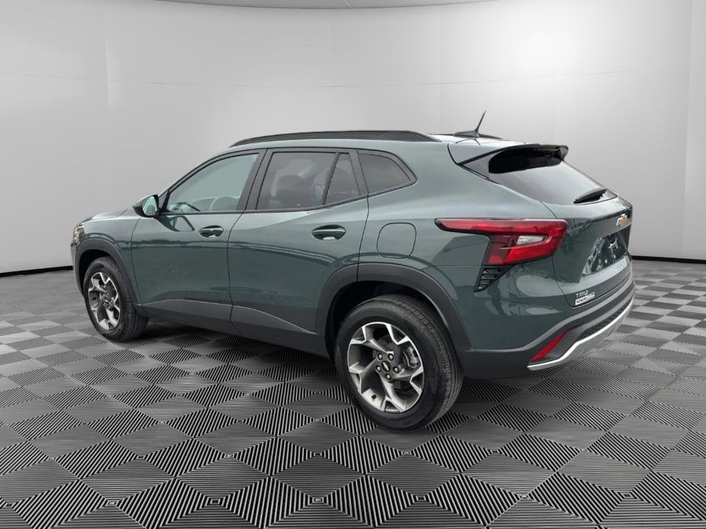 Used 2025 Chevrolet Trax LT w/ Sunroof Package image 3