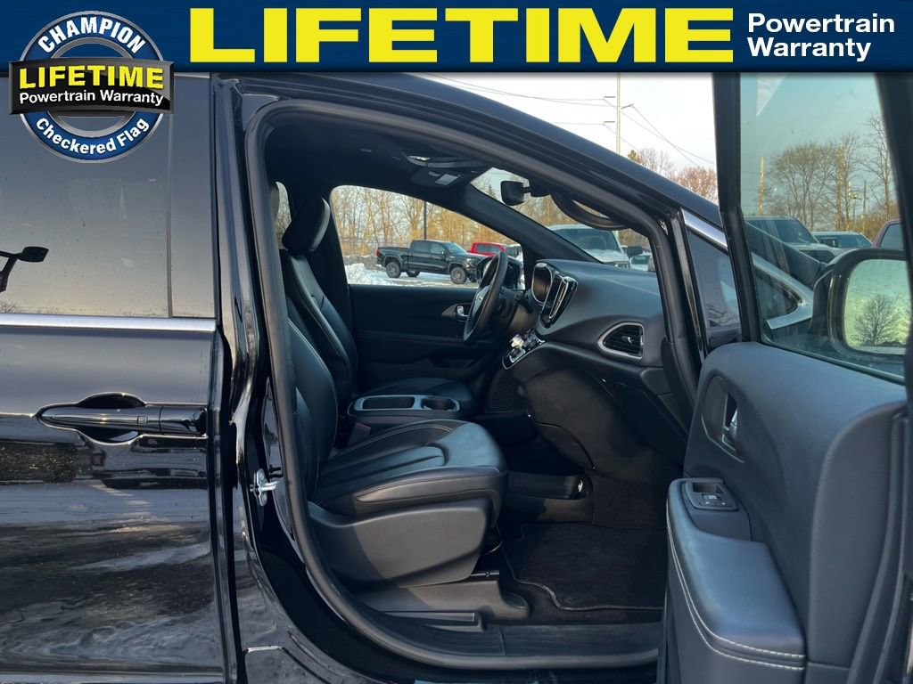 Used 2025 Chrysler Pacifica Select image 38
