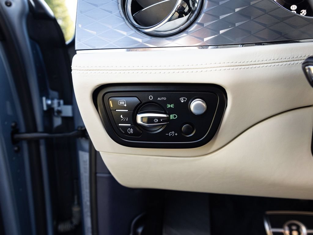 Used 2023 Bentley Bentayga AWD/4WD image 32