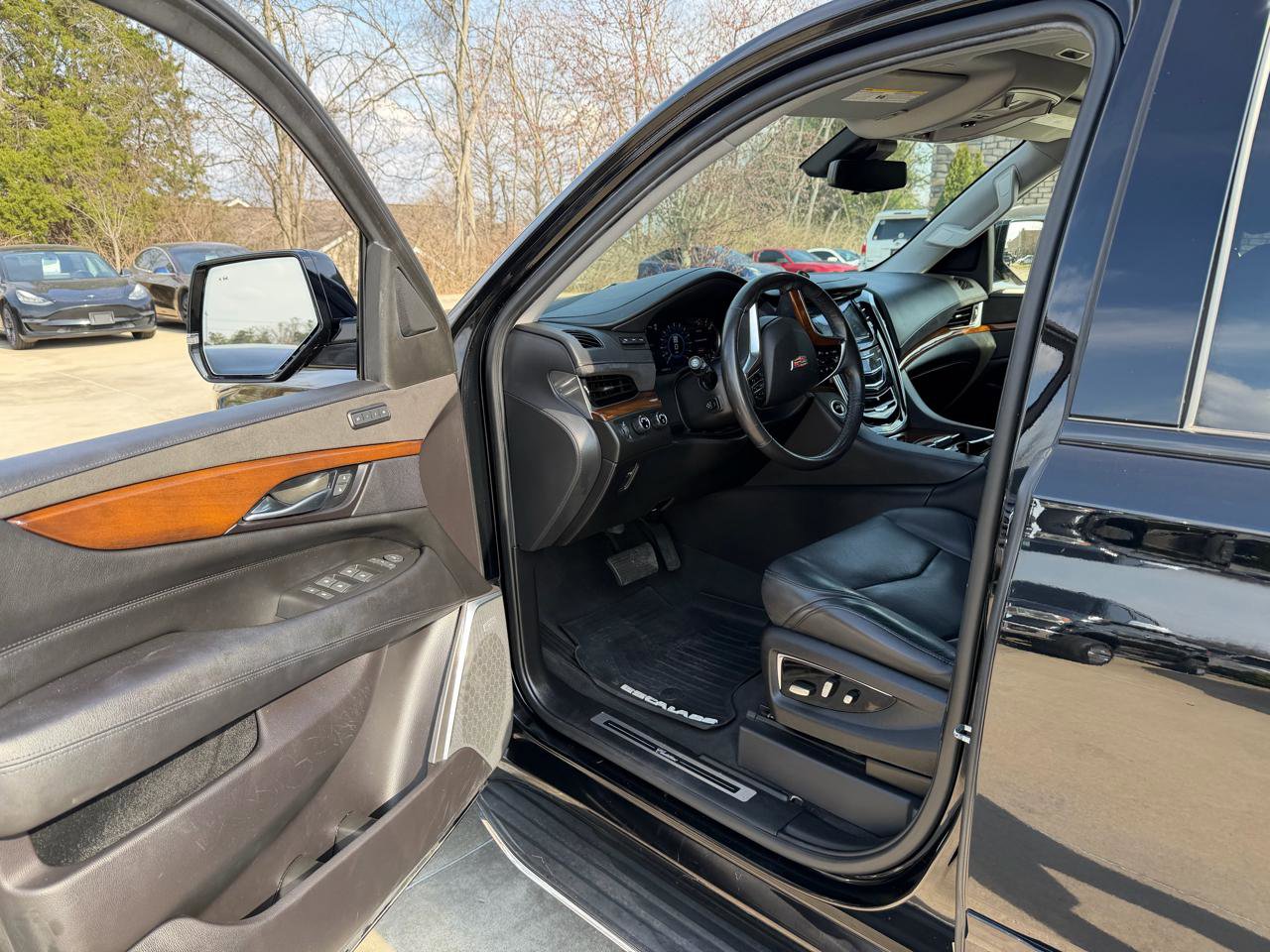 Used 2020 Cadillac Escalade Premium Luxury w/ Escalade Sport Edition image 9