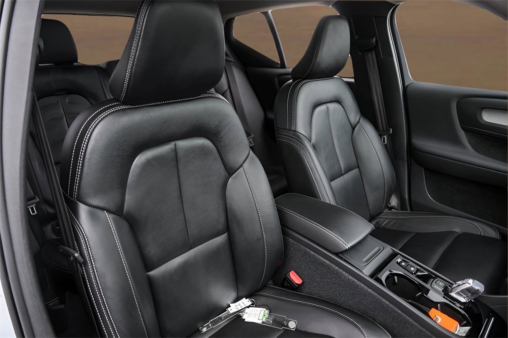 Used 2024 Volvo XC40 B5 Ultimate w/ Protection Package Premier image 35