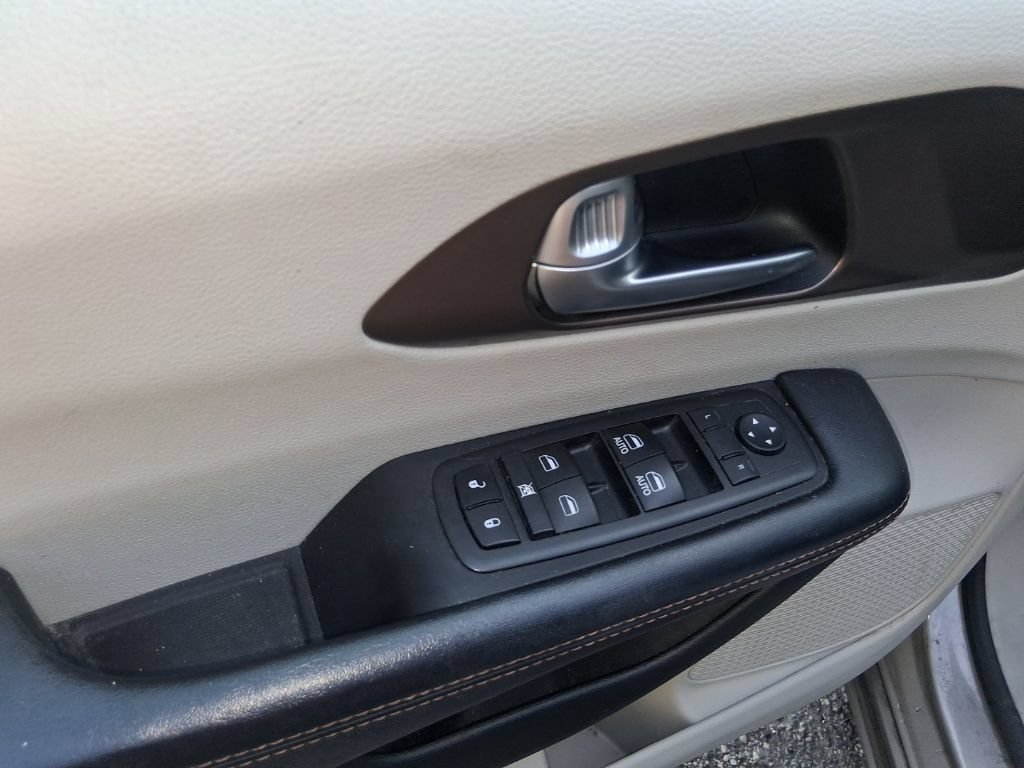 Used 2017 Chrysler Pacifica Touring-L w/ Tire & Wheel Group FWD image 11
