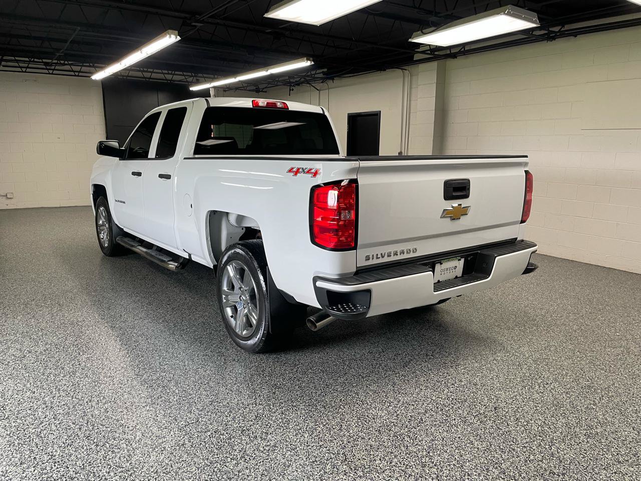 Used 2017 Chevrolet Silverado 1500 Custom w/ Custom Convenience Package AWD/4WD image 8