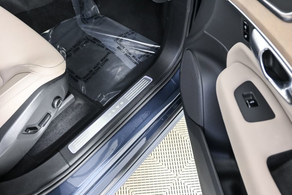 Certified 2025 Volvo XC90 B5 Core w/ Climate Package image 26