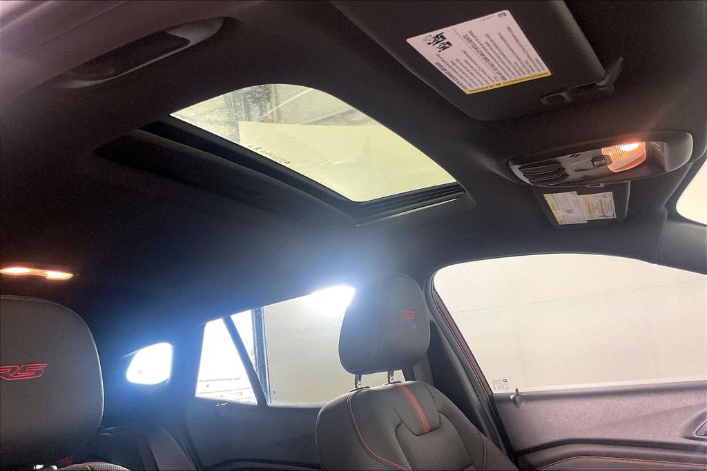 Used 2025 Chevrolet Trax RS w/ Sunroof Package FWD image 19