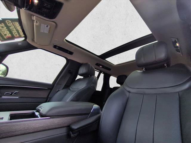 Used 2025 Land Rover Range Rover SE AWD/4WD image 15