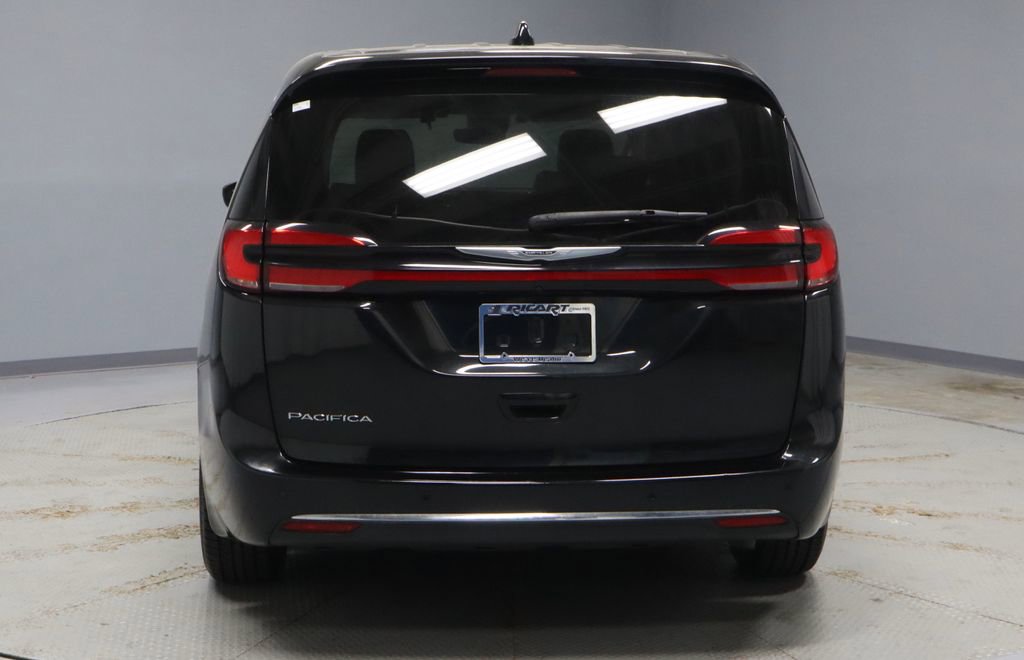 Used 2023 Chrysler Pacifica Touring-L FWD image 10