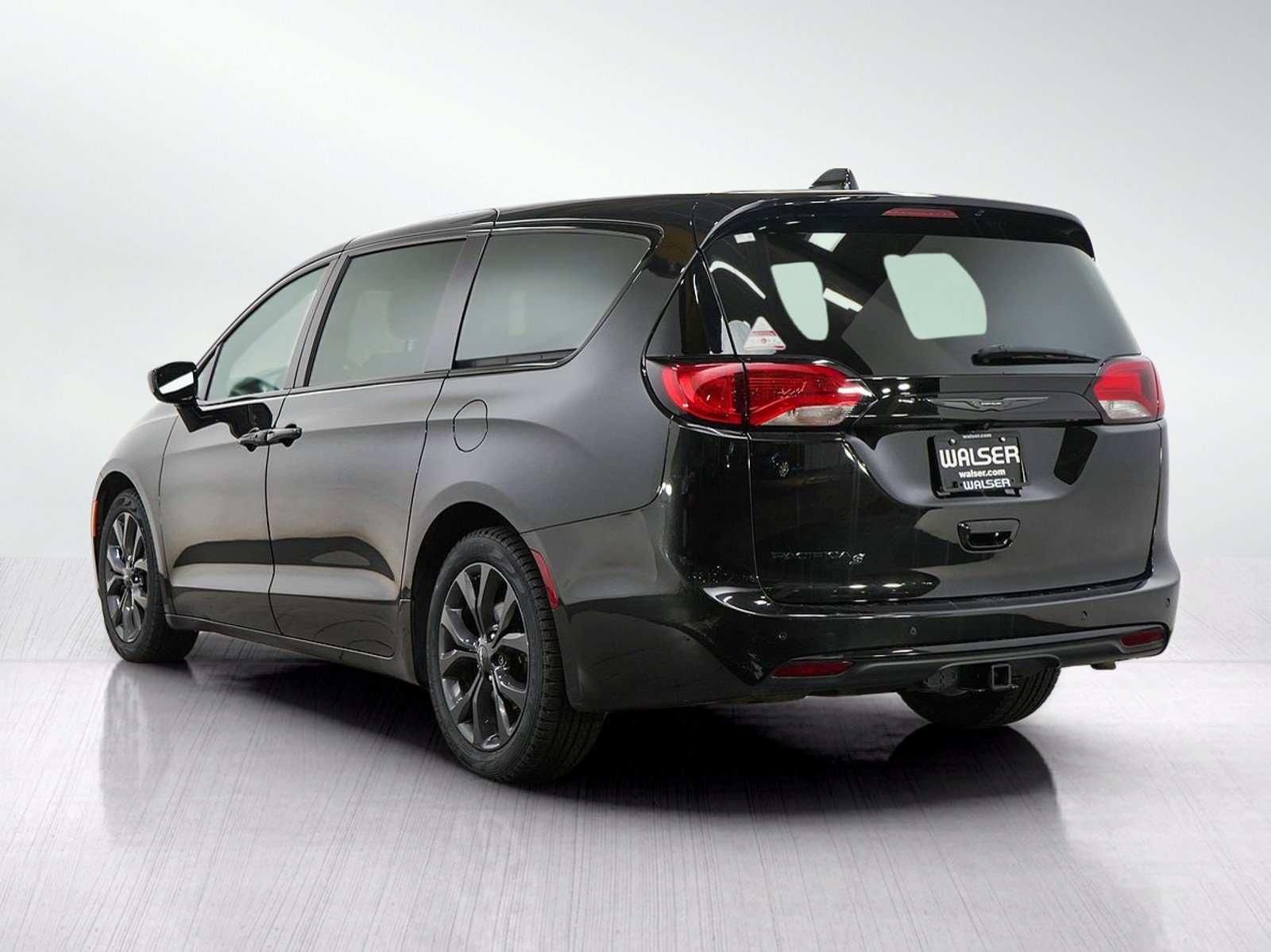 Used 2019 Chrysler Pacifica Touring Plus FWD image 3