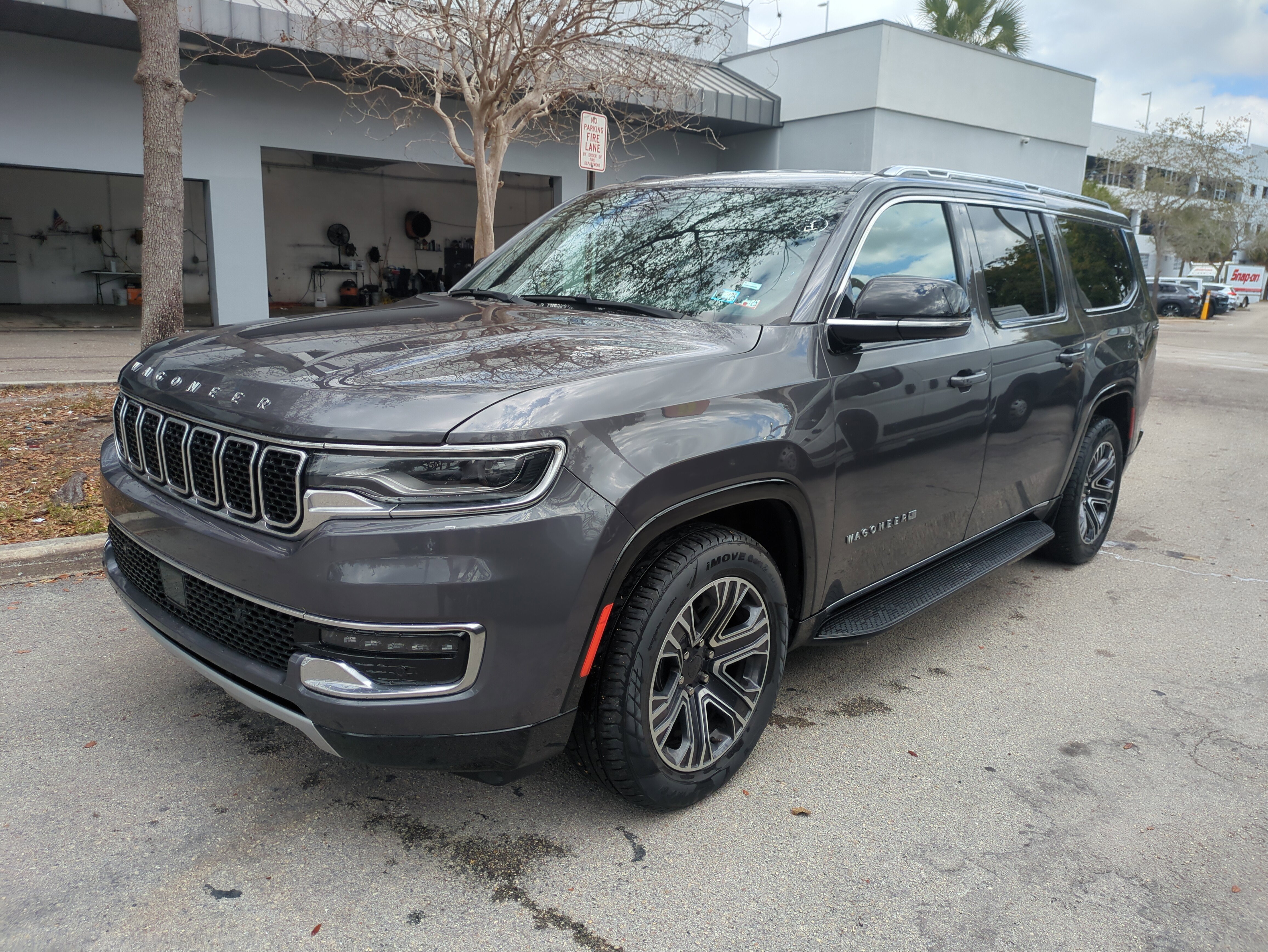 Certified 2024 Jeep Wagoneer L Series II w/ Flexible Seating Group image 9