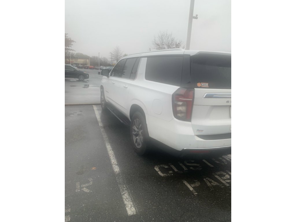 Used 2022 Chevrolet Suburban LT w/ Luxury Package image 6