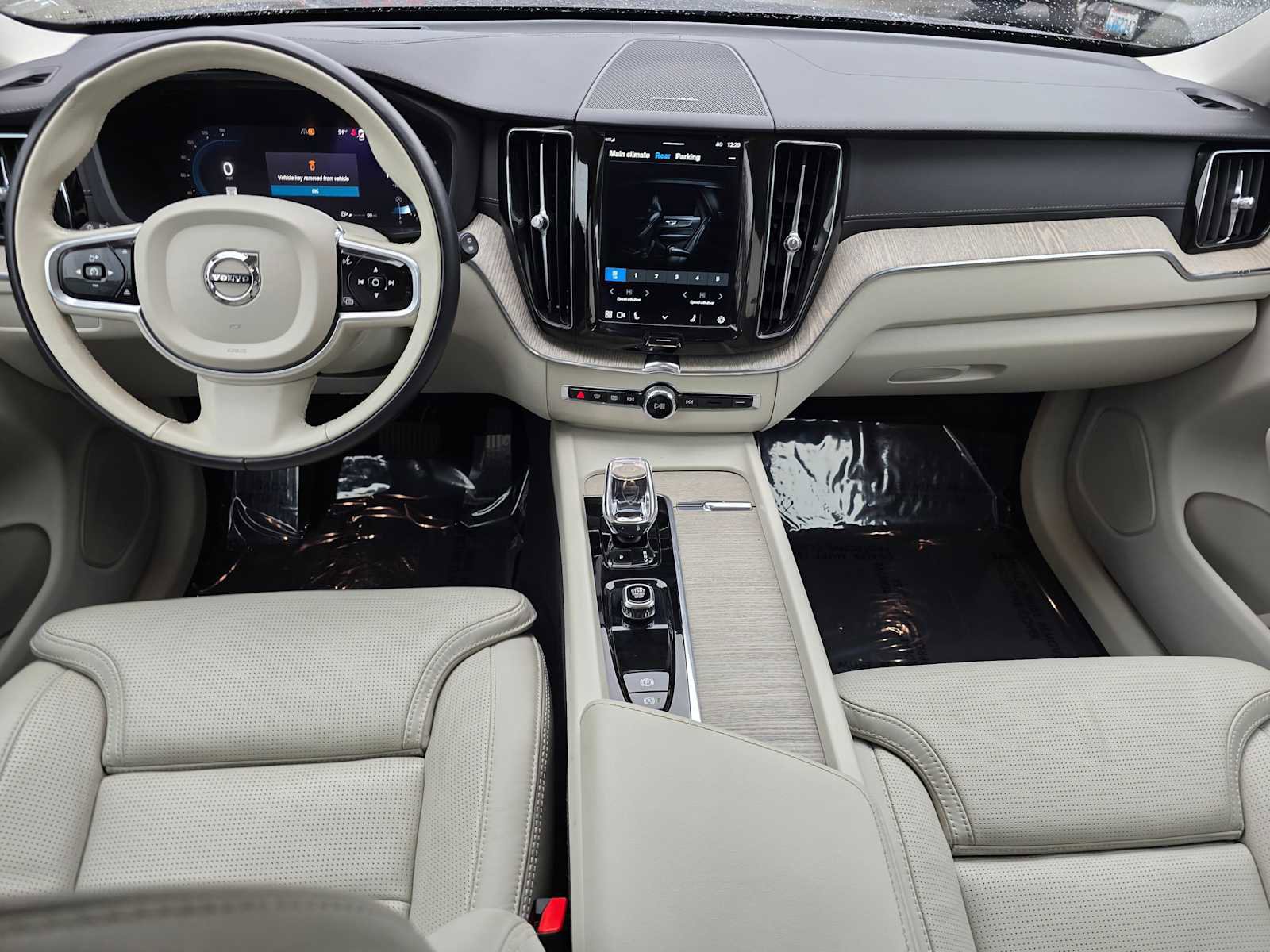 Certified 2023 Volvo XC60 B5 Ultimate w/ Climate Package image 18