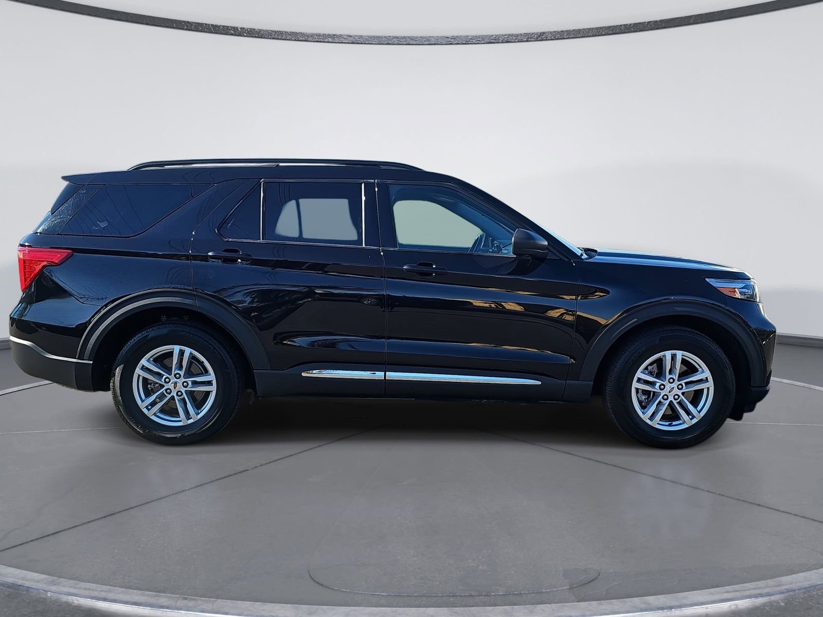 Used 2023 Ford Explorer XLT image 2