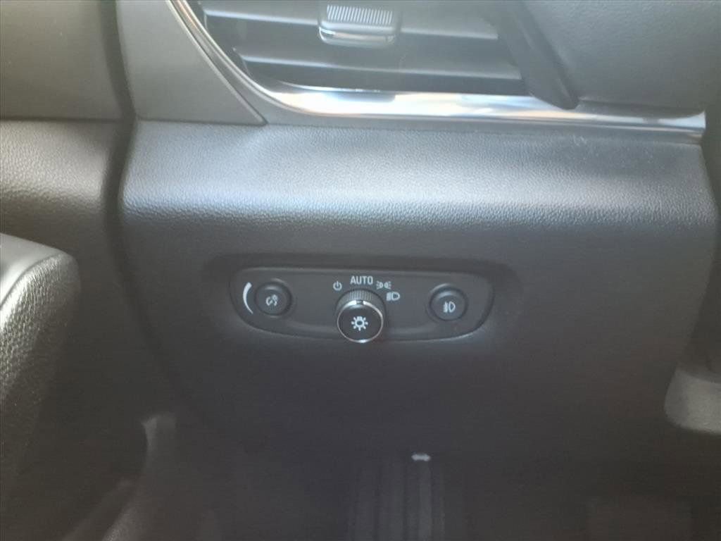 Used 2021 Chevrolet Traverse LT w/ LT Premium Package image 17