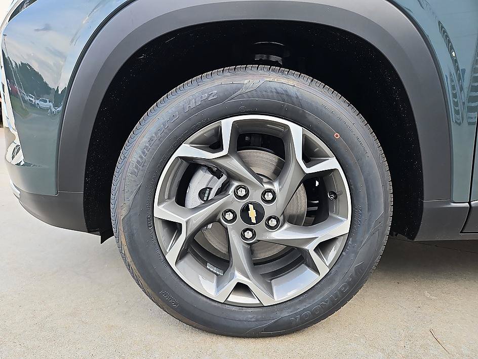 New 2026 Chevrolet Trax LT w/ Sunroof Package FWD image 8