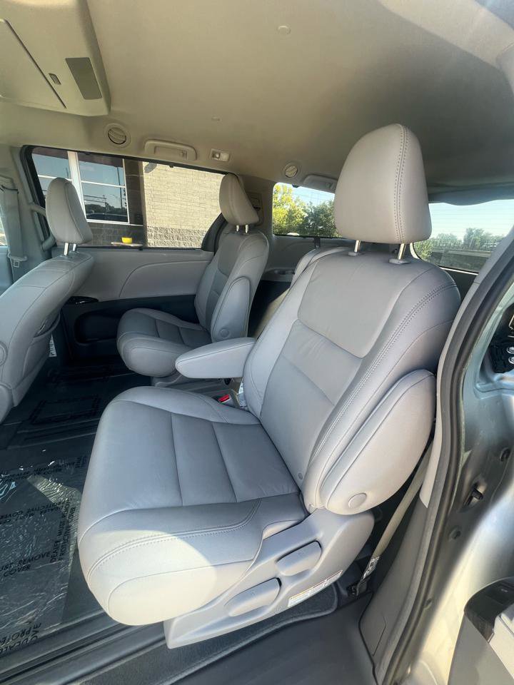 Used 2019 Toyota Sienna XLE Premium w/ Carpet Mat Package FWD image 9