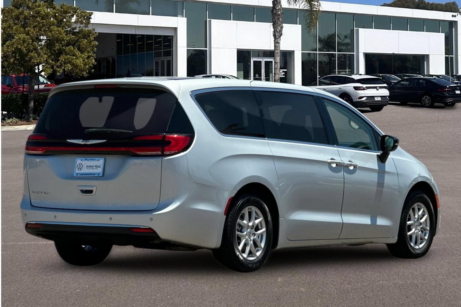 Used 2024 Chrysler Pacifica Touring-L FWD image 3