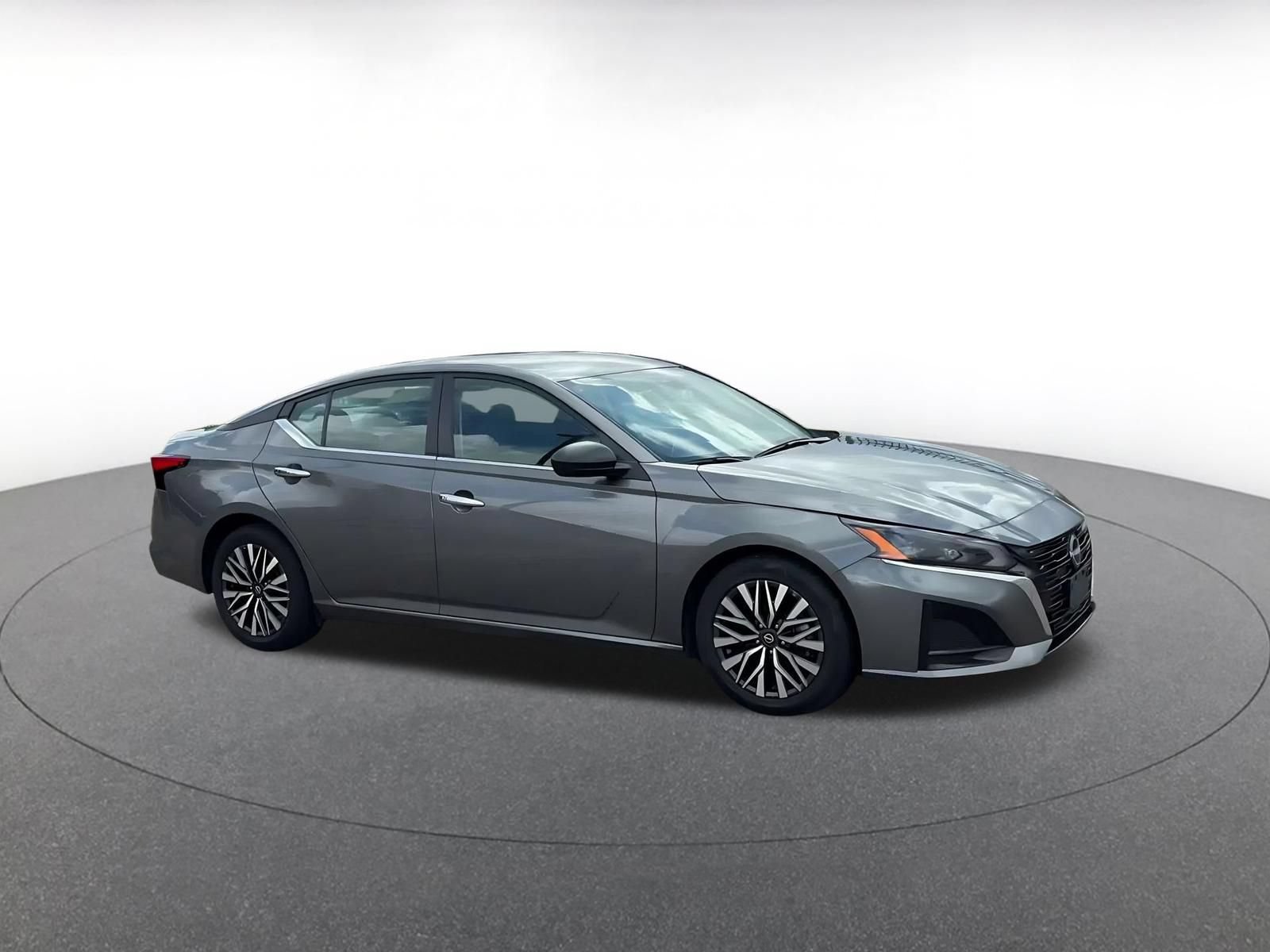 Used 2025 Nissan Altima 2.5 SV FWD image 2
