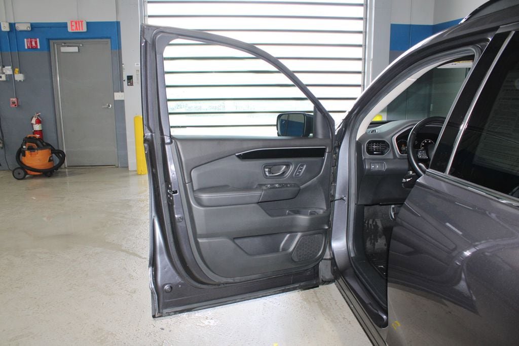 Used 2025 Honda Pilot Touring image 7