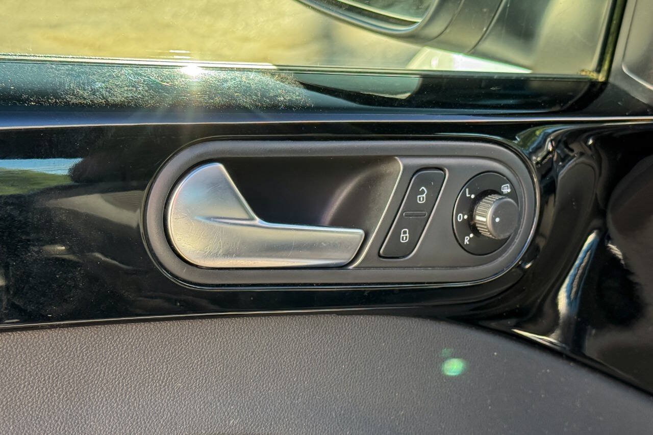 Used 2012 Volkswagen Beetle Launch Edition FWD image 19