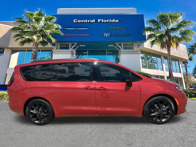 New 2026 Chrysler Pacifica Limited w/ S Appearance Package image 4