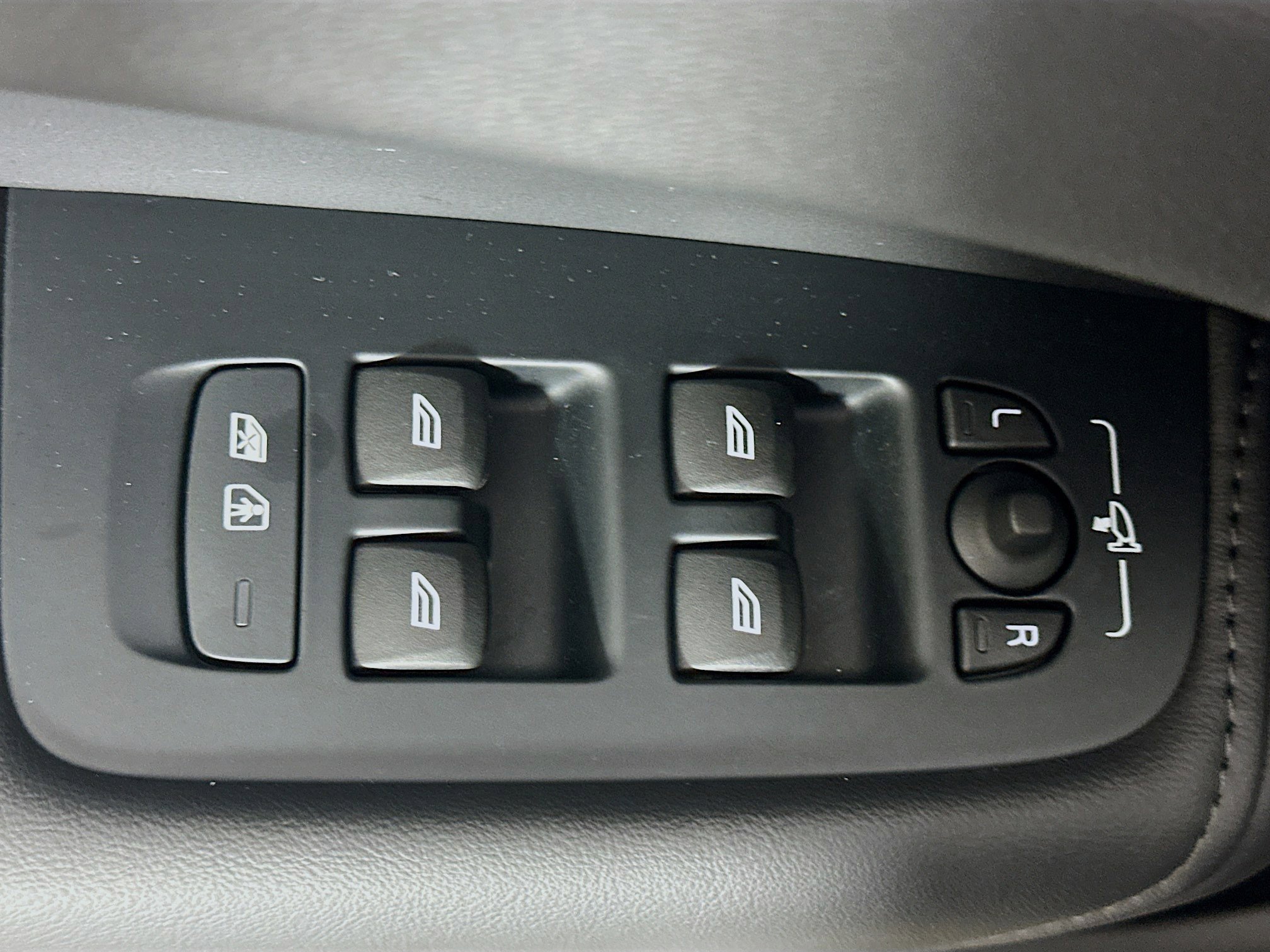 Used 2025 Volvo XC60 B5 Plus image 15