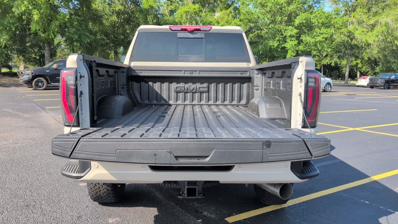 New 2026 GMC Sierra 2500 AT4 w/ AT4 Premium Plus Package AWD/4WD image 5