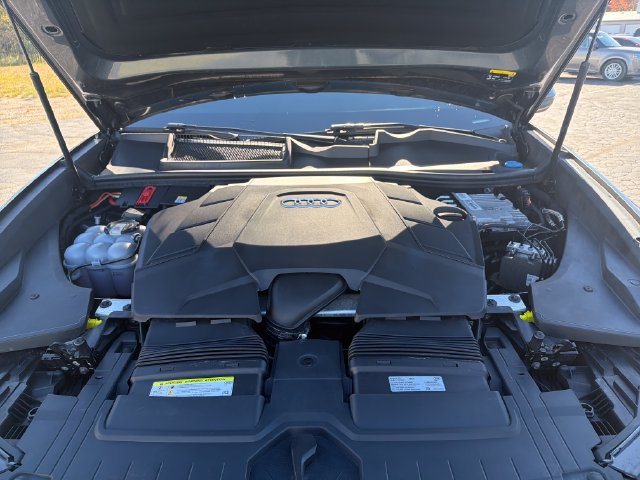 Used 2019 Audi Q8 Premium Plus w/ Premium Plus AWD/4WD image 17