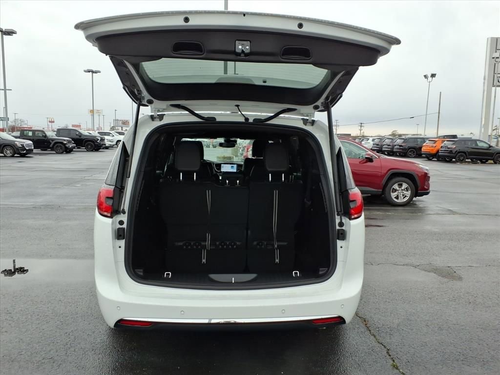 New 2026 Chrysler Pacifica Select image 5