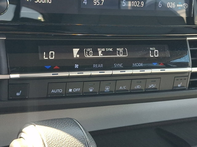 Used 2024 Toyota Sienna XLE FWD image 15