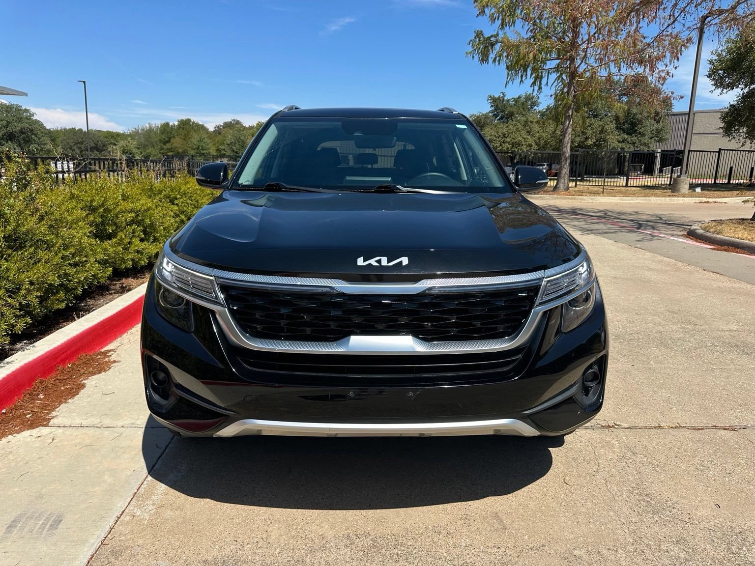 Used 2023 Kia Seltos S w/ Navigation Package FWD image 2