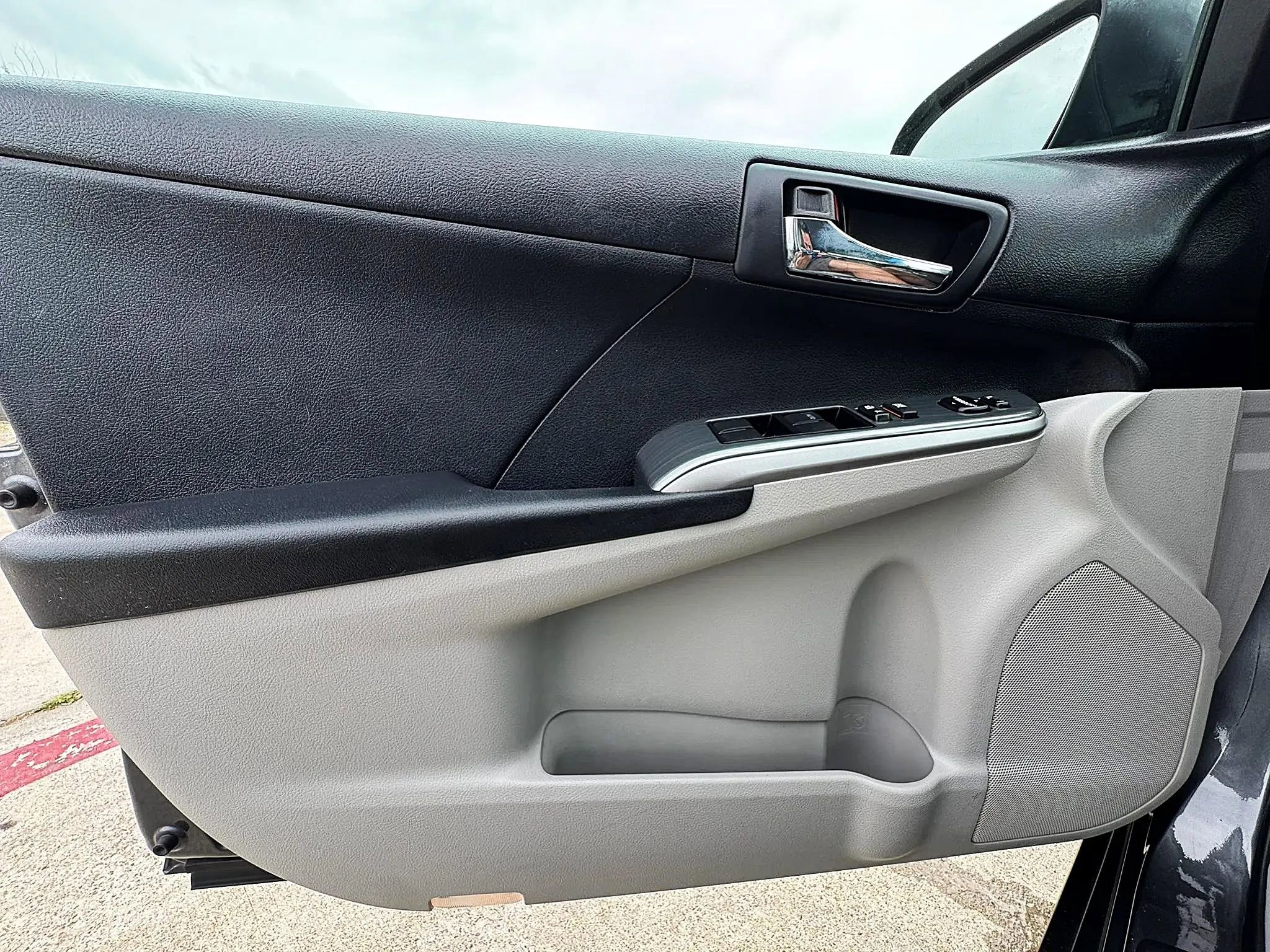 Used 2012 Toyota Camry LE FWD image 33