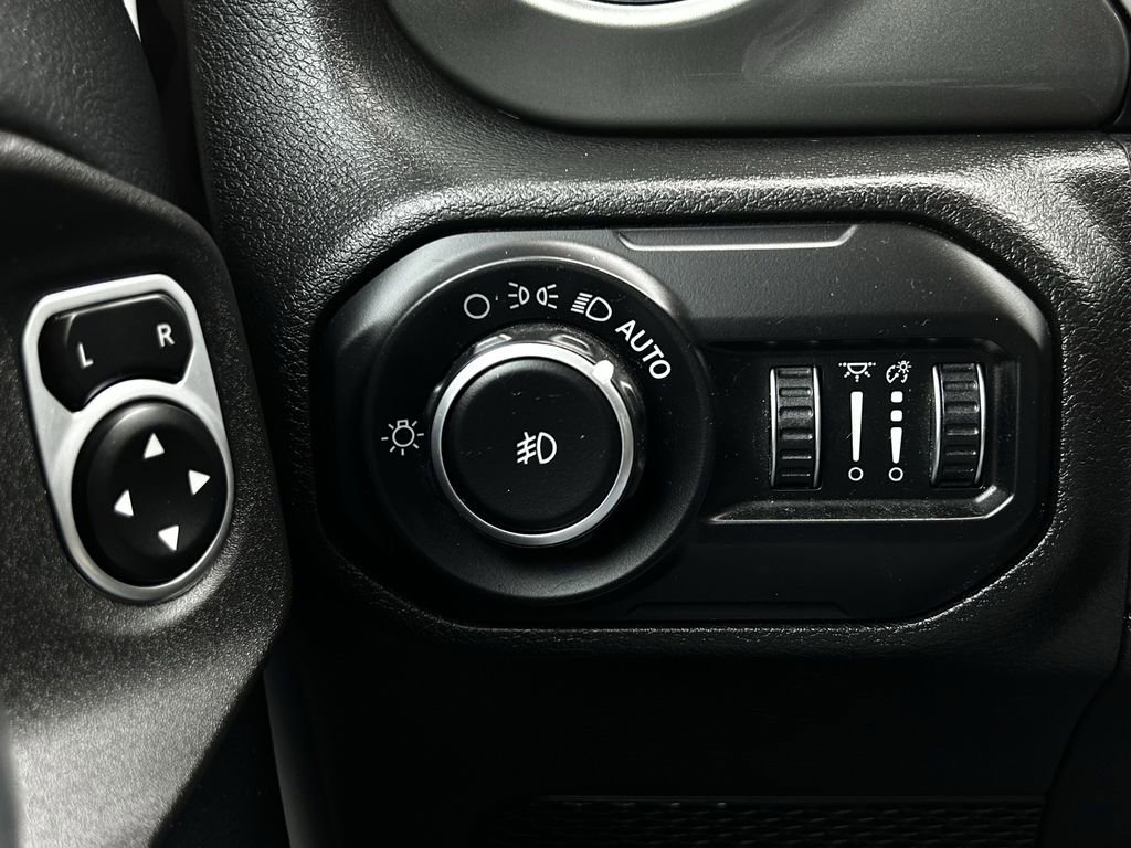 Used 2018 Jeep Wrangler Unlimited Sahara w/ LED Lighting Group image 25