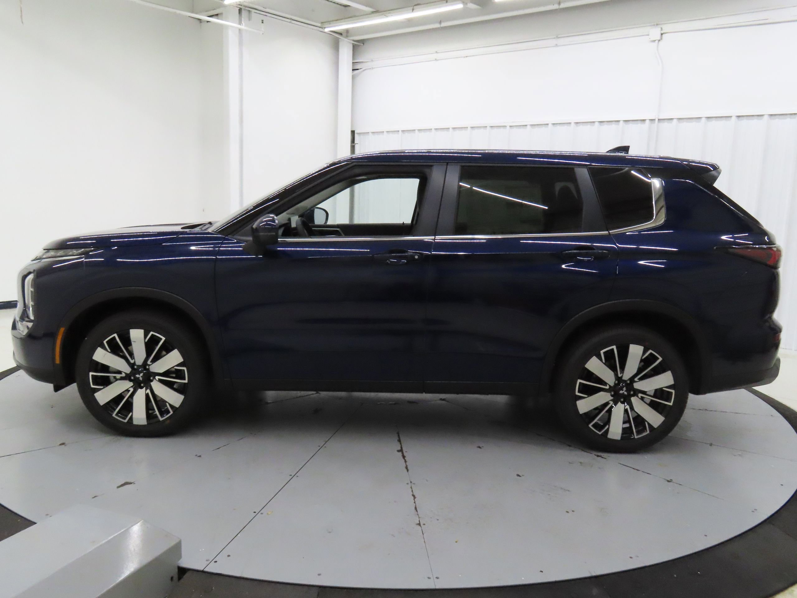 New 2025 Mitsubishi Outlander SE image 6