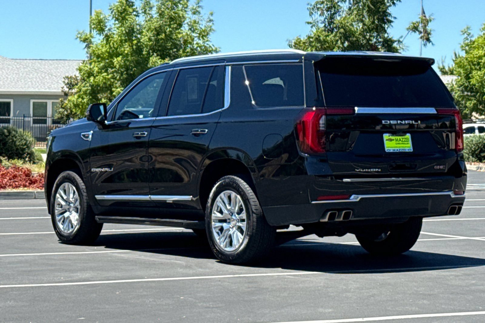 Used 2025 GMC Yukon Denali AWD/4WD image 3