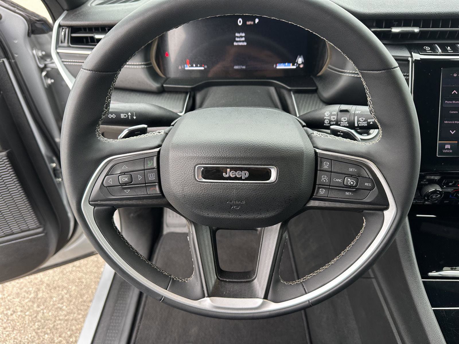 Used 2025 Jeep Grand Cherokee Altitude AWD/4WD image 21