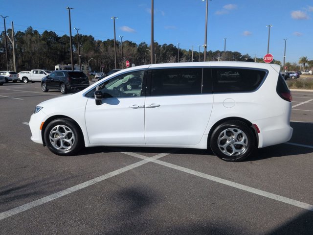 Used 2024 Chrysler Pacifica Limited image 9