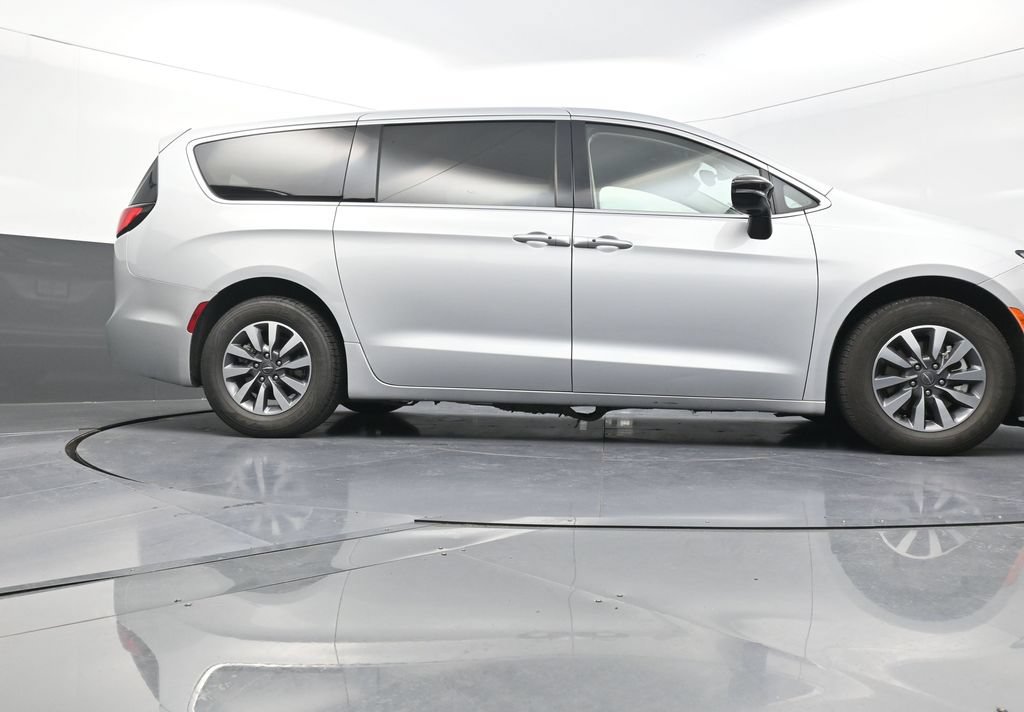 Used 2024 Chrysler Pacifica Limited FWD image 28