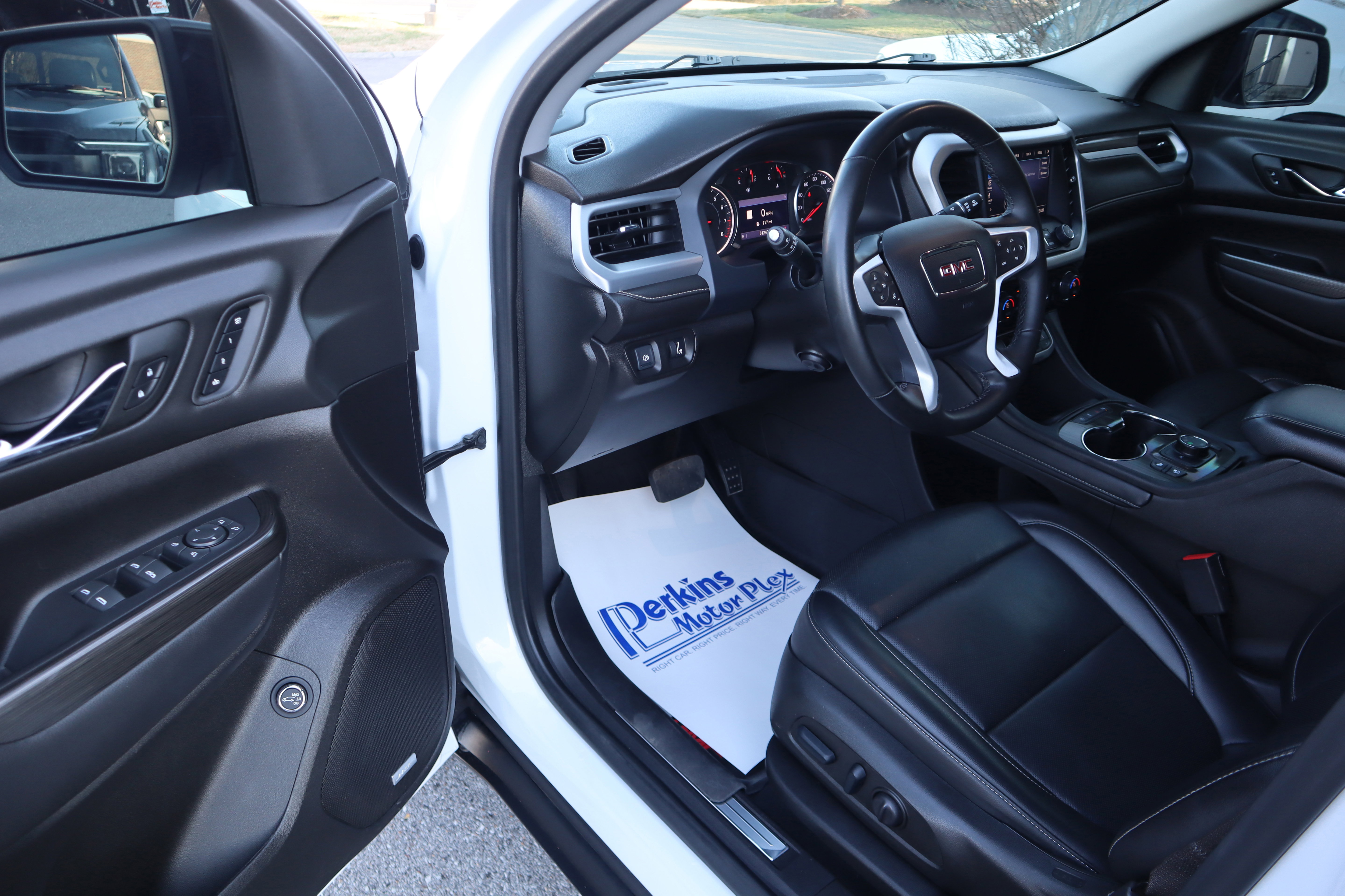 Used 2023 GMC Acadia SLT w/ Elevation Edition image 3