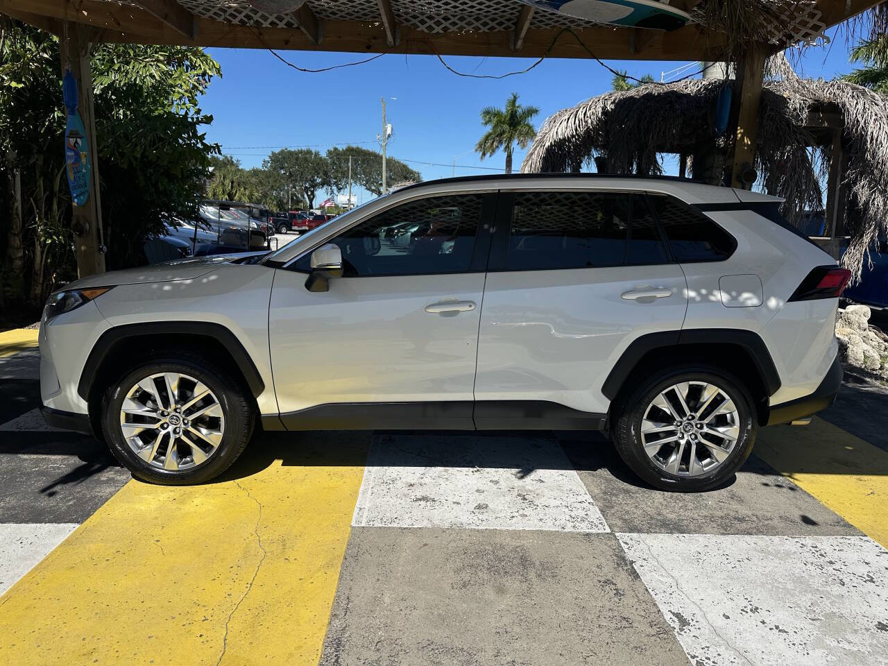 Used 2021 Toyota RAV4 XLE Premium image 9