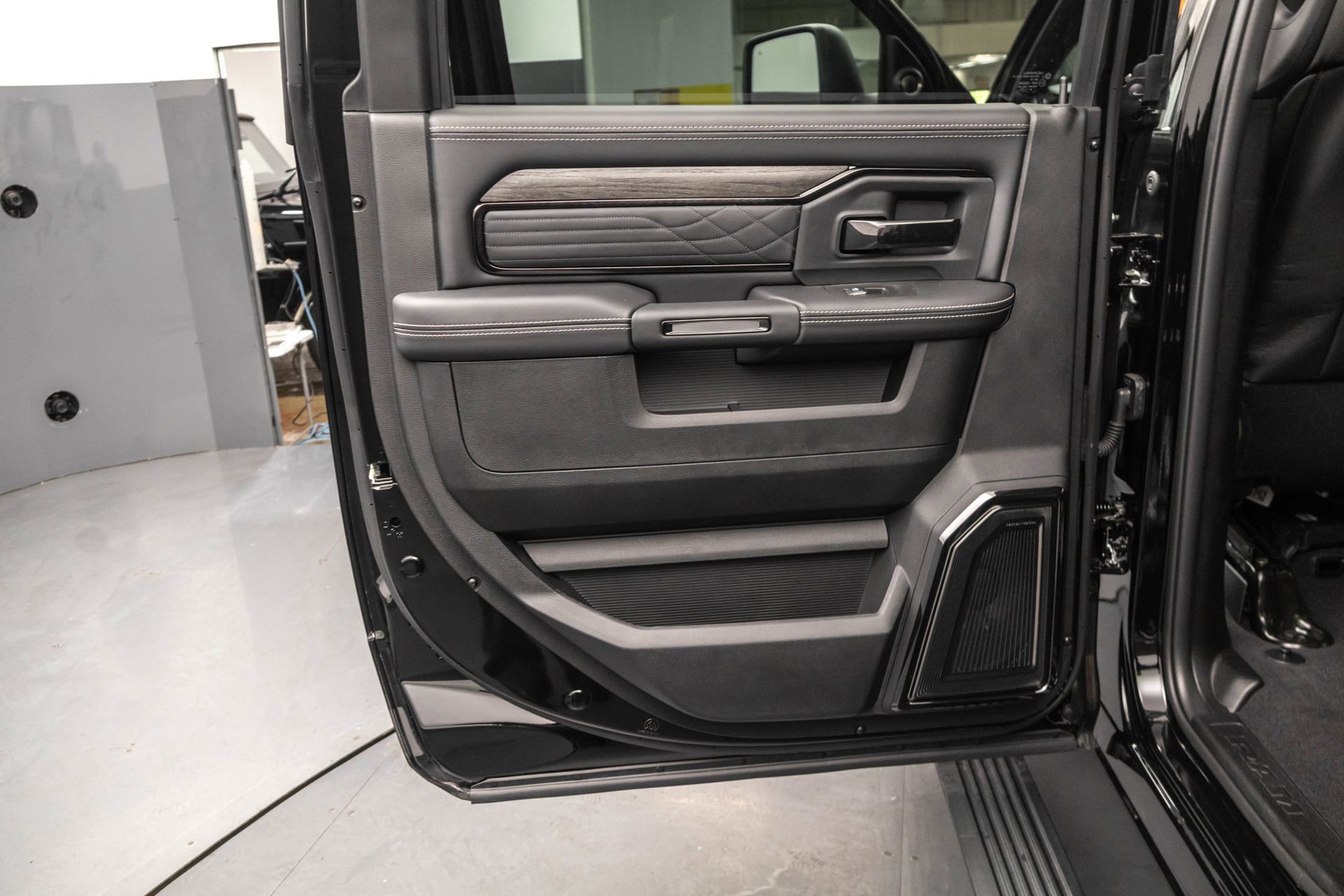 Used 2026 RAM 2500 Limited AWD/4WD image 34