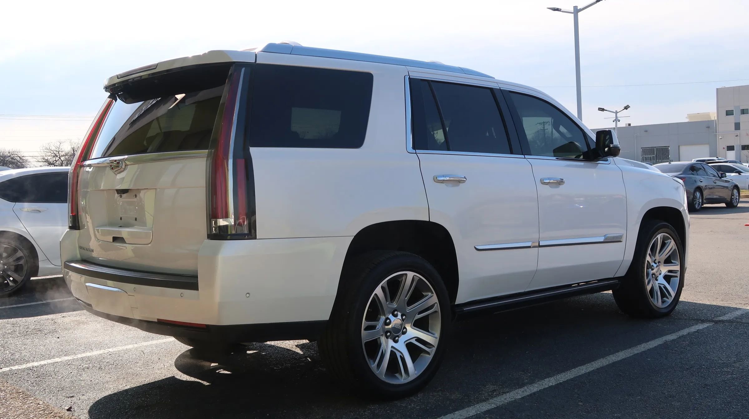 Used 2018 Cadillac Escalade Premium Luxury AWD/4WD image 14