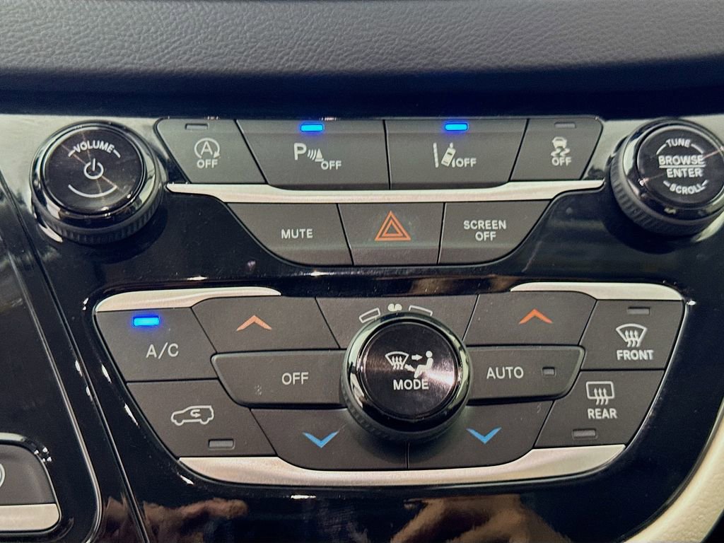 Used 2024 Chrysler Pacifica Touring-L FWD image 19