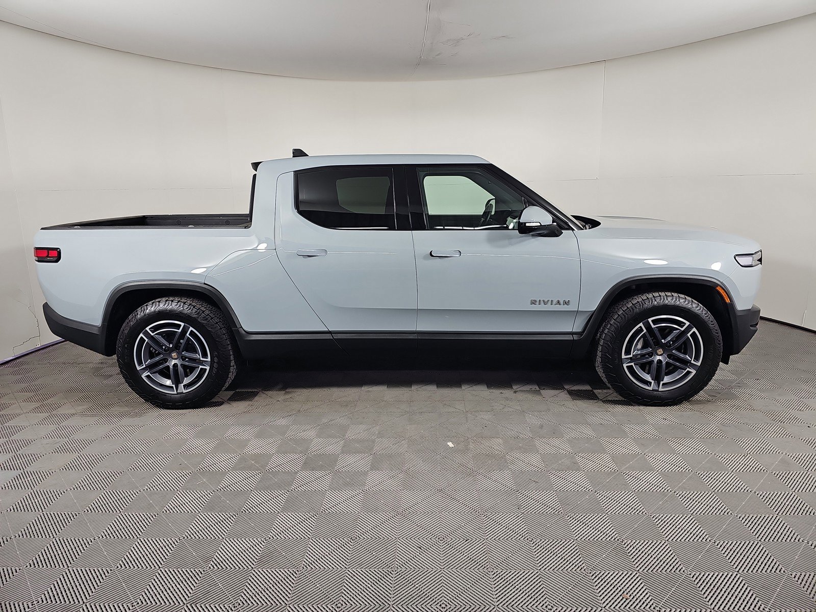 Used 2025 Rivian R1T Adventure image 6